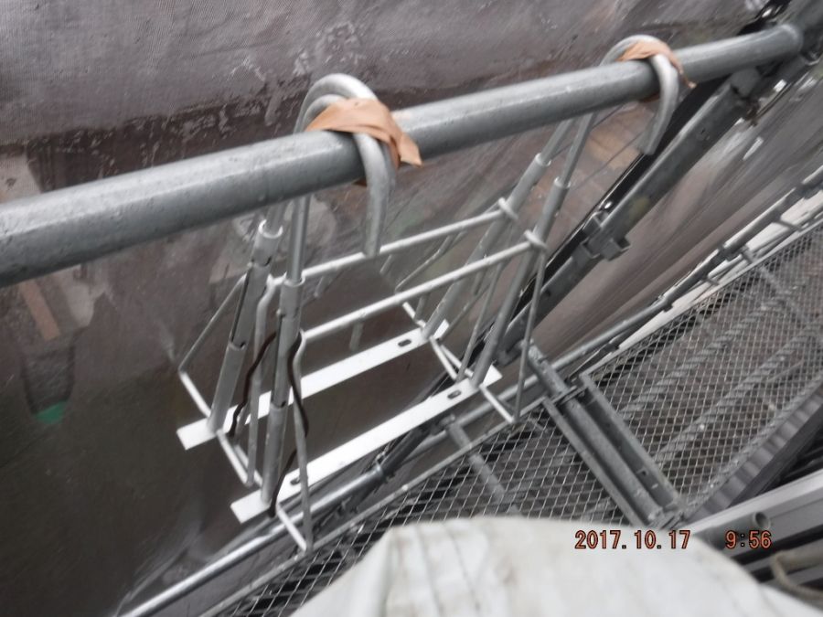 取り外した物干し金具を足場に仮固定