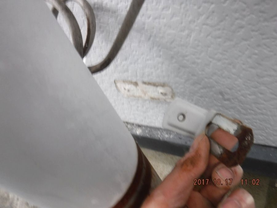 排水パイプの錆びたバンド受け金具を撤去