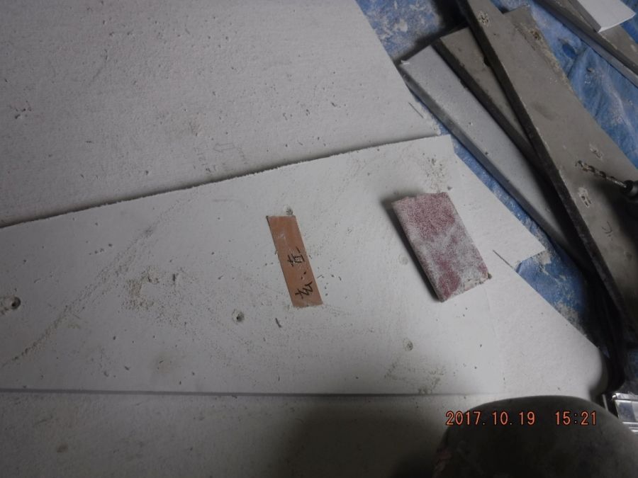 切断した破風納めのバリをペーパーで研磨