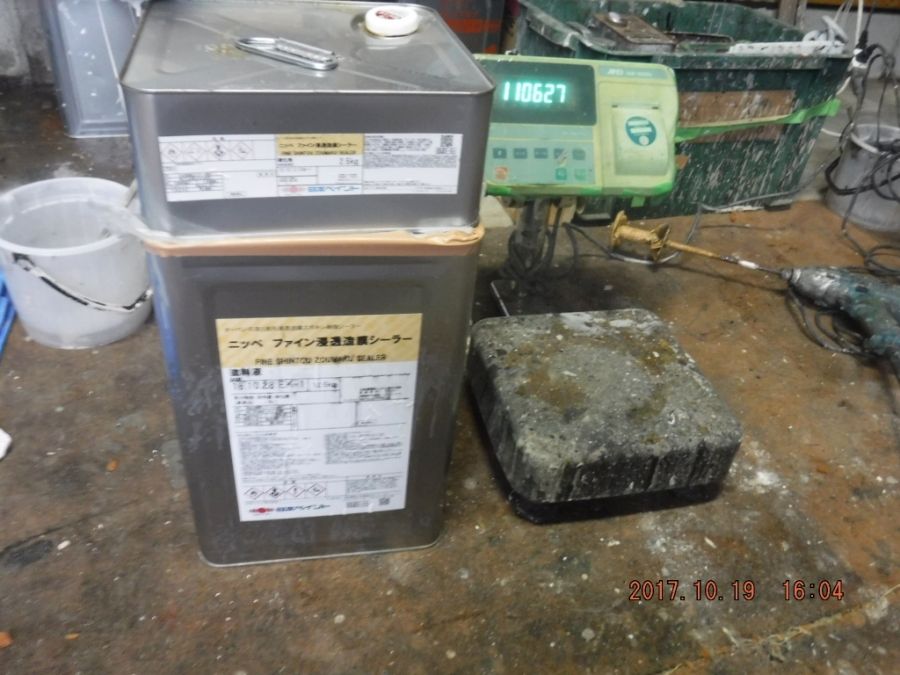 破風納めの下塗りに使う2液型浸透性シーラー
