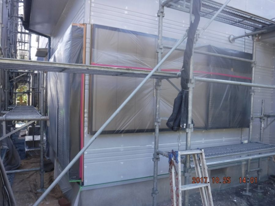 雨戸と戸袋をビニールで覆った養生