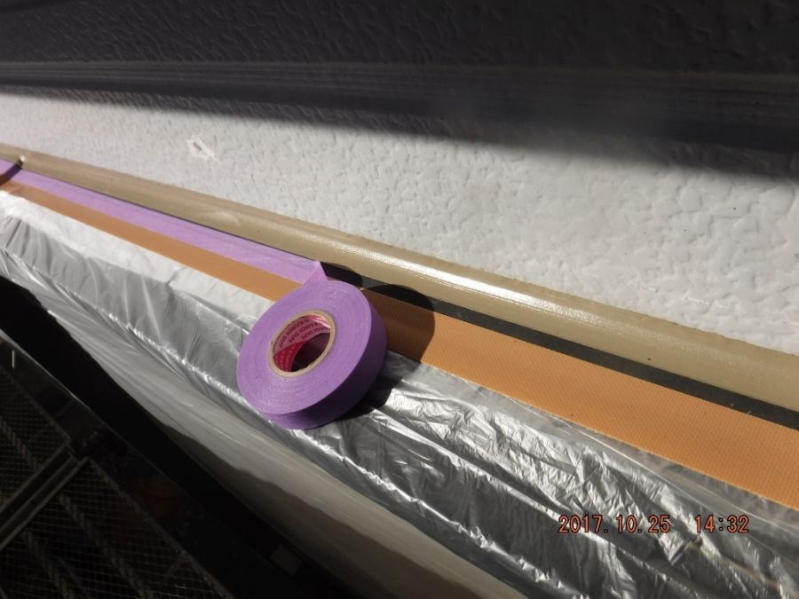 窓上端の養生テープに紫色の見切り用テープを重ねた状態