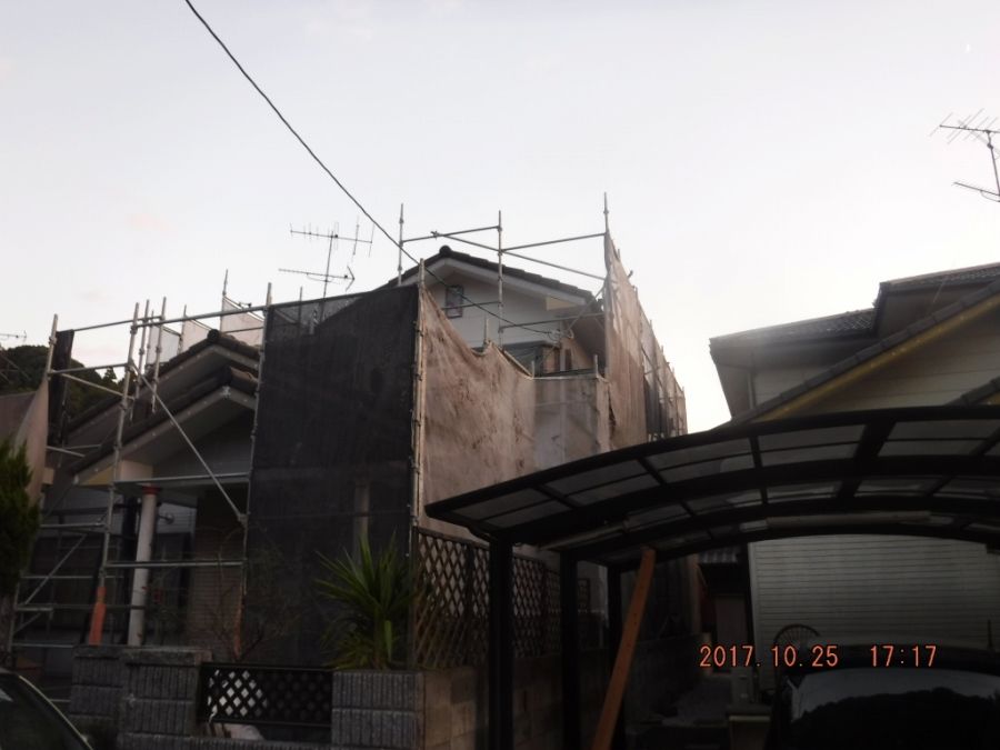 一部の足場シートを復旧したS様邸の外観