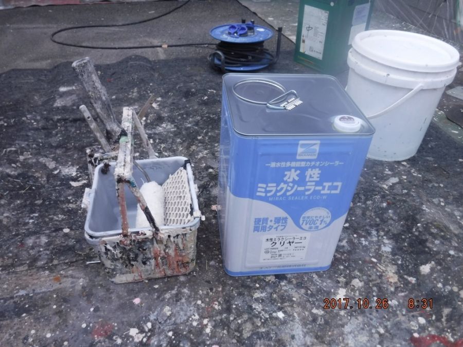 外壁下塗り用の水性ミラクシーラーエコとローラー