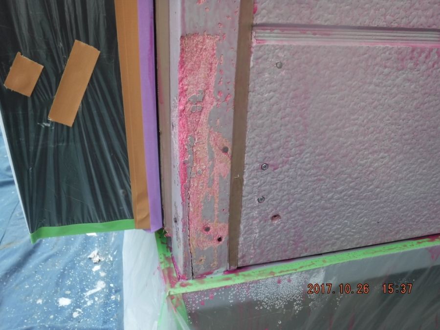 素地が露出した外壁コーナー部材のパテ補修前