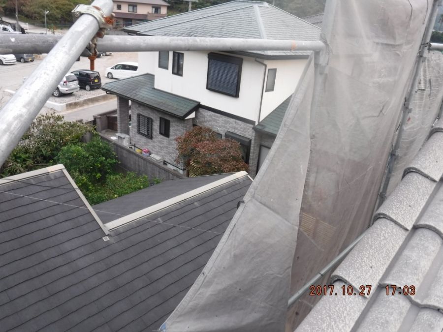 台風対策で屋根際の足場メッシュシートを外した状態
