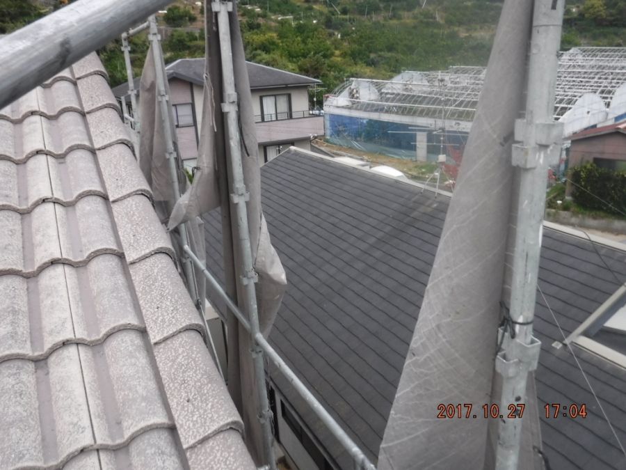 足場上部のメッシュシートを外して風を逃がす養生
