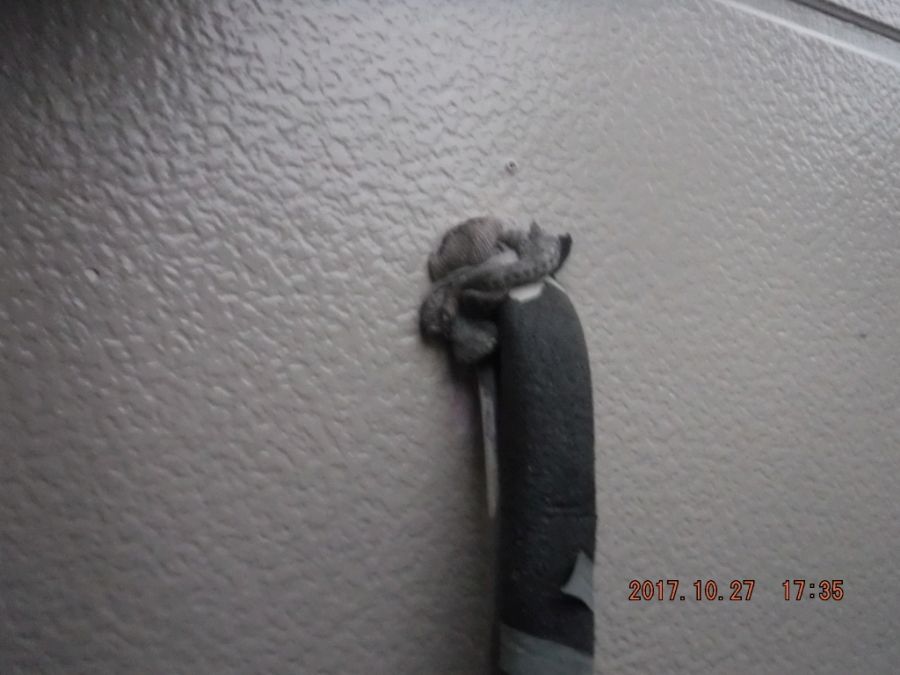 エアコン配管の貫通穴に軍手を詰めた養生