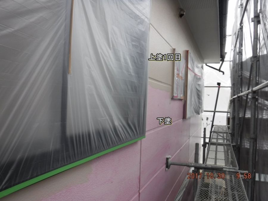 養生した窓まわりの外壁上塗り1回目の途中