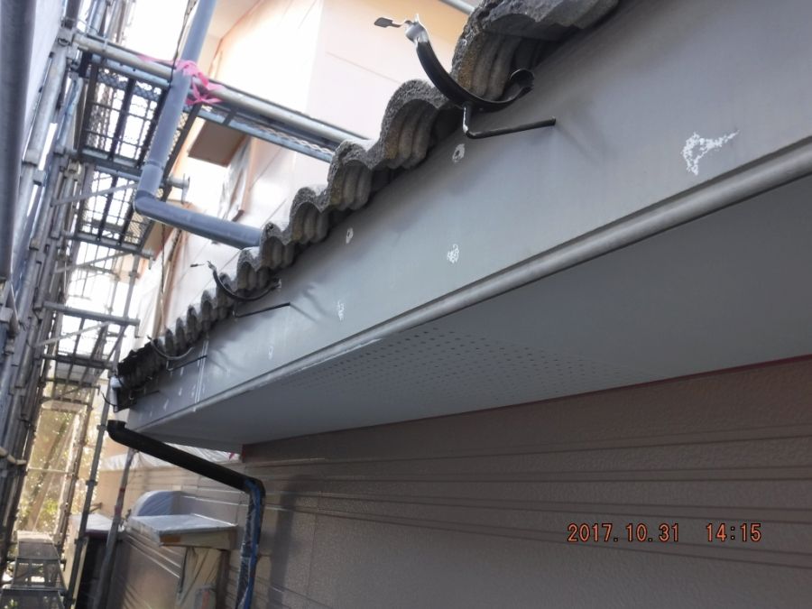 雨樋を取り外した軒先の鼻隠し板