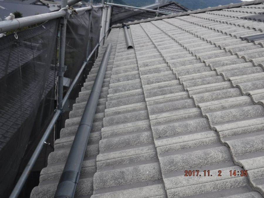 塗装前の下地調整に備え屋根上へ置いた軒樋