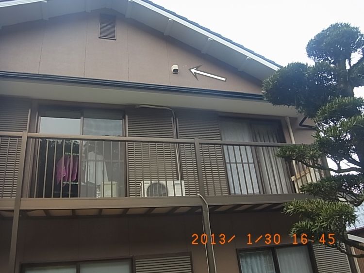 妻側外壁の換気フードの位置を示す全景と、その周囲を拡大した写真