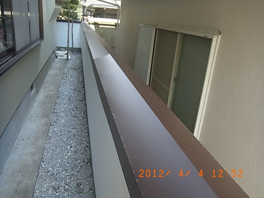 臼杵市たま様邸 漆喰塀・笠木の板金取付け完了後
