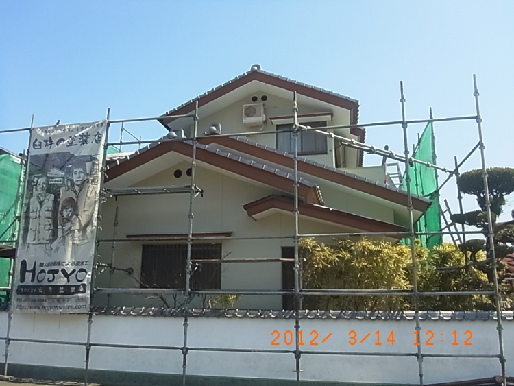 木目を生かして破風板を仕上げた住宅の外観