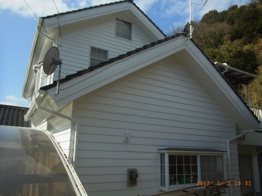 塗り替え後の東面外壁と切妻屋根の破風板