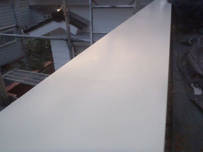 継ぎ目のない長い一枚板金で覆った玄関笠木