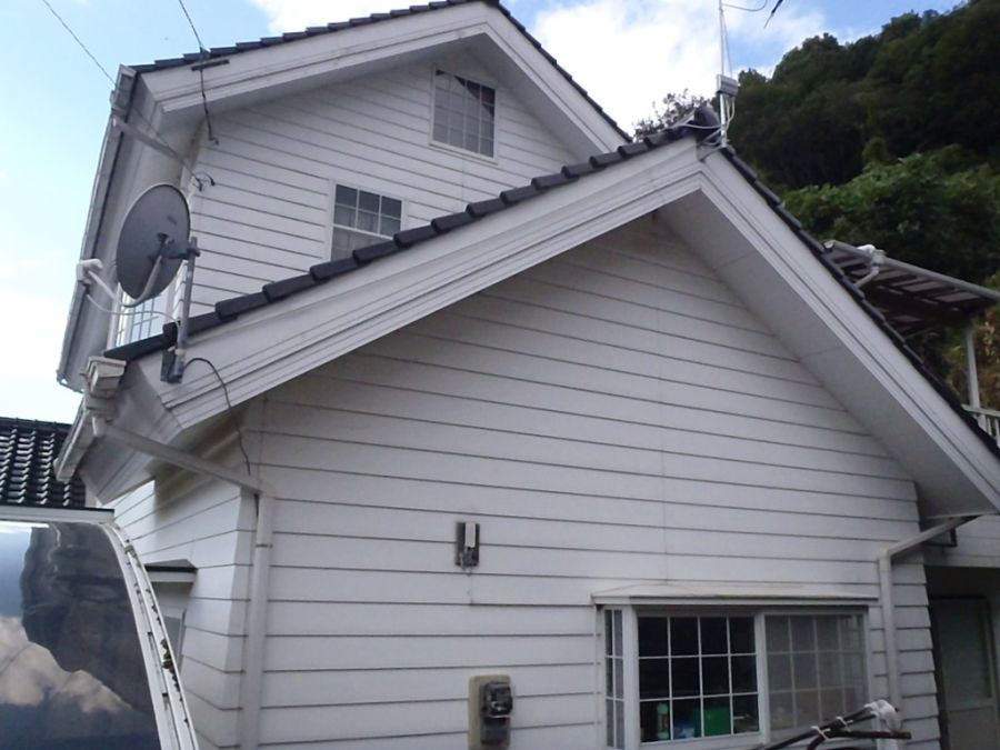 塗装前の東面外壁と切妻屋根の破風板
