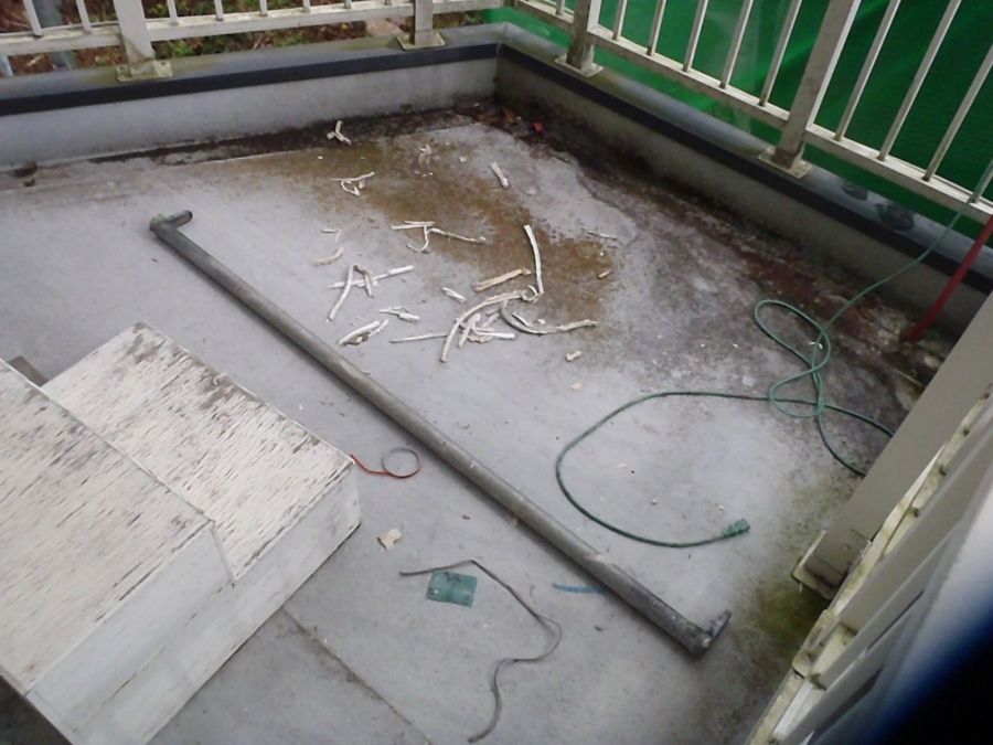 汚れが残る塗装前のバルコニーFRP床面