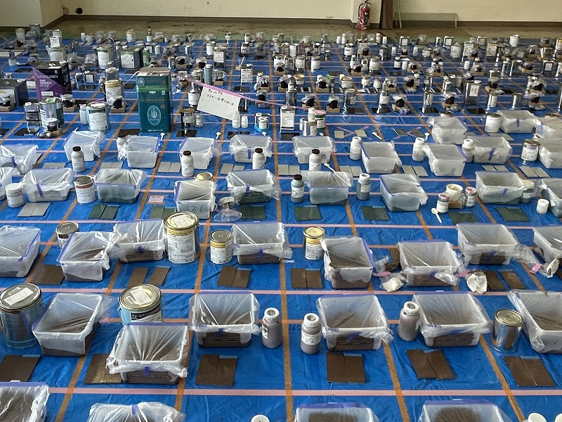 床に並べられた多種類の塗料と道具