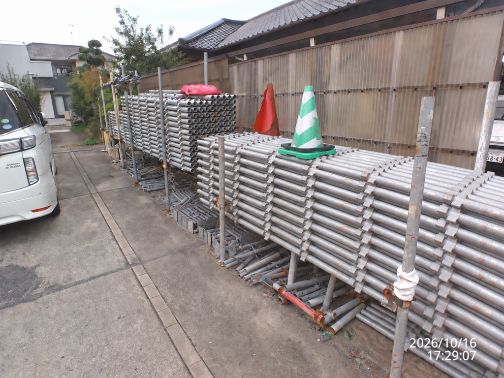 敷地内に整理して積み上げた足場資材