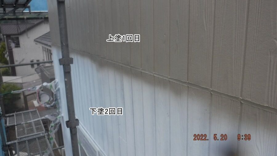 木目調サイディングの下塗り2回目と上塗り1回目の比較