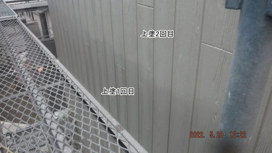 木目調サイディングを同じ色で重ね塗りした、上塗り1回目と2回目の比較