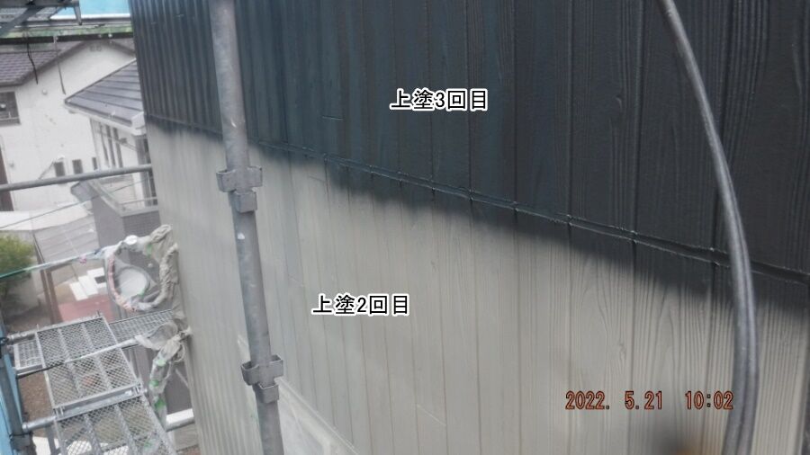 木目調サイディングの上塗り2回目と、濃色を塗った上塗り3回目の比較