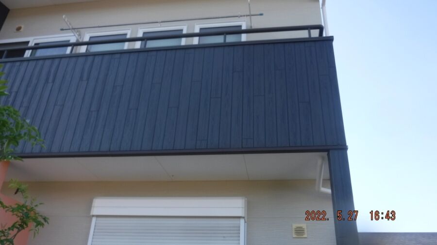 木目柄を復元した臼杵市M様宅のバルコニー外壁