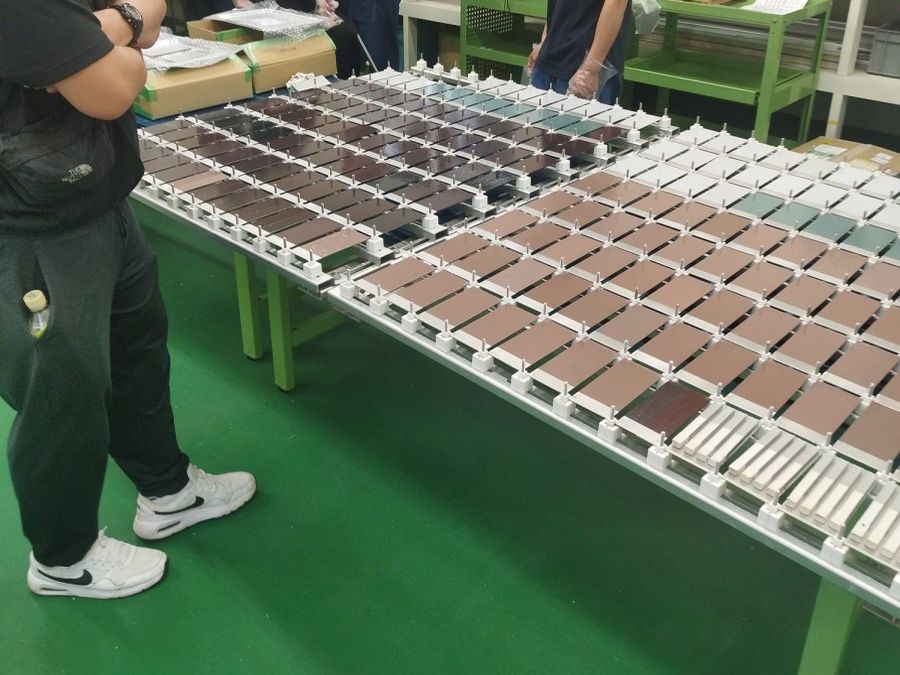 約1年間屋外暴露した塗料試験板を室内に並べて確認
