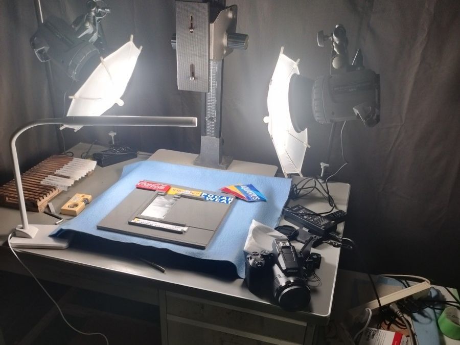 試験板の比較写真を撮るためにカメラと照明を整えた撮影台