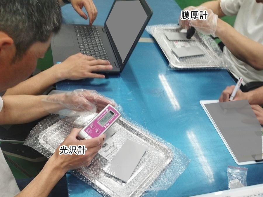 塗料試験板の光沢と膜厚を測定し、結果を記録する作業