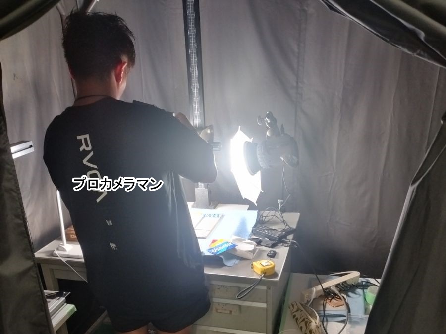 試験板の撮影機材を調整するプロカメラマン