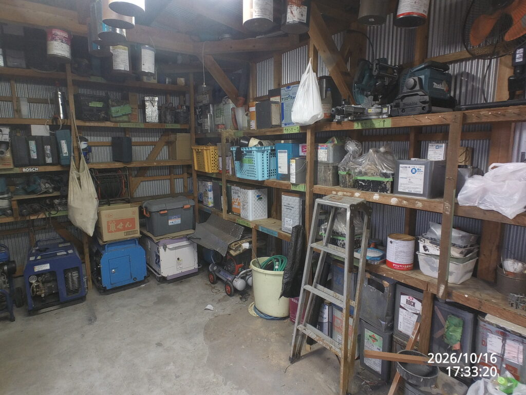 塗料缶や工具を棚に収納した、大分市佐野の倉庫内部