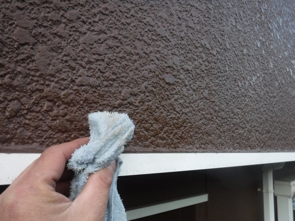 約9年経過したバルコニー外壁を濡れたタオルで拭いて確認