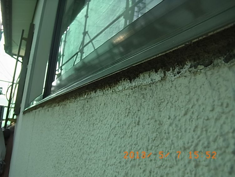窓格子を外して見えた、窓の下端に残る未塗装部分