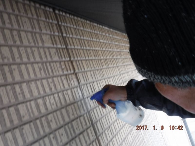 ガスケット目地へ清掃用の溶剤を吹き付ける作業