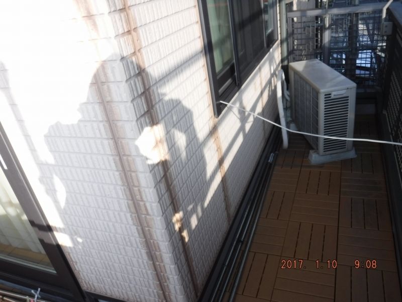 目地のシンナー清掃を済ませたベランダ内の外壁