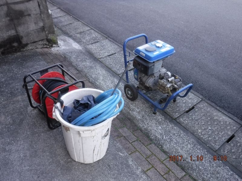 高圧洗浄用のエンジン式洗浄機とバケツ・ホース