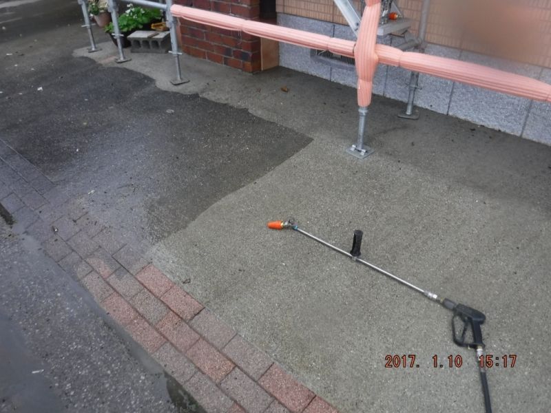 高圧洗浄中の駐車場土間と洗浄ノズル