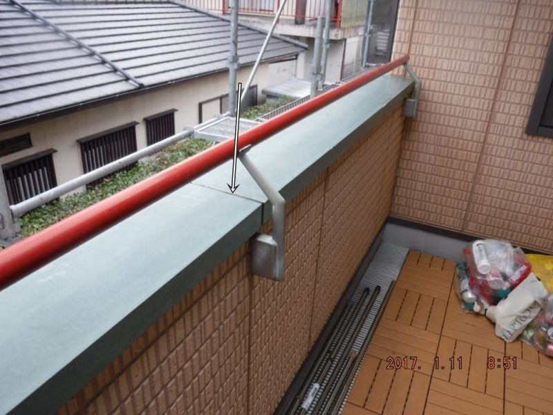 ベランダ笠木の継ぎ目のシーリング確認箇所