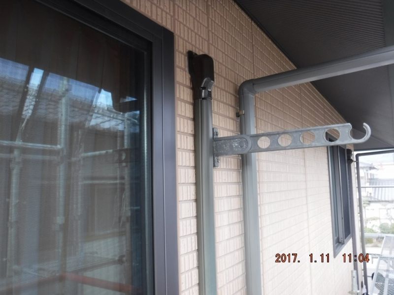 取り外し前のエアコン配管化粧カバー
