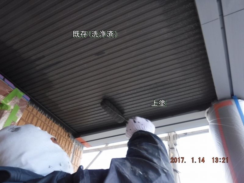 ローラーで軒裏の上塗りを進める作業