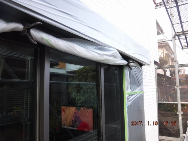 採光のため養生シートを巻き上げた掃き出し窓