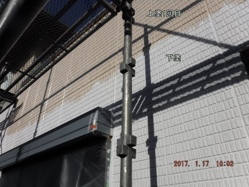 窓まわりの外壁上部に塗ったベージュ色の上塗り1回目
