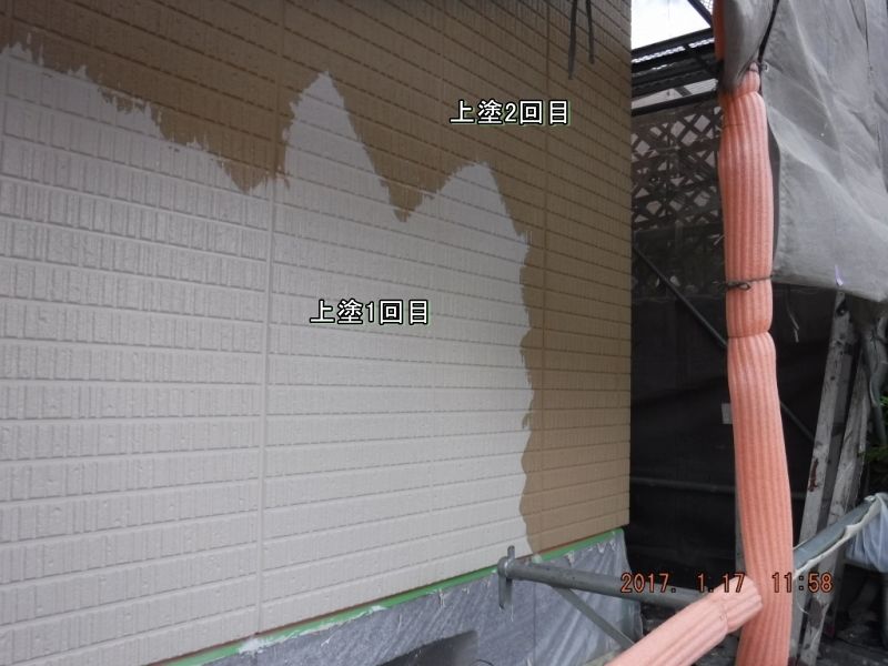 外壁の上塗り1回目の上にブラウン色の2回目を塗布