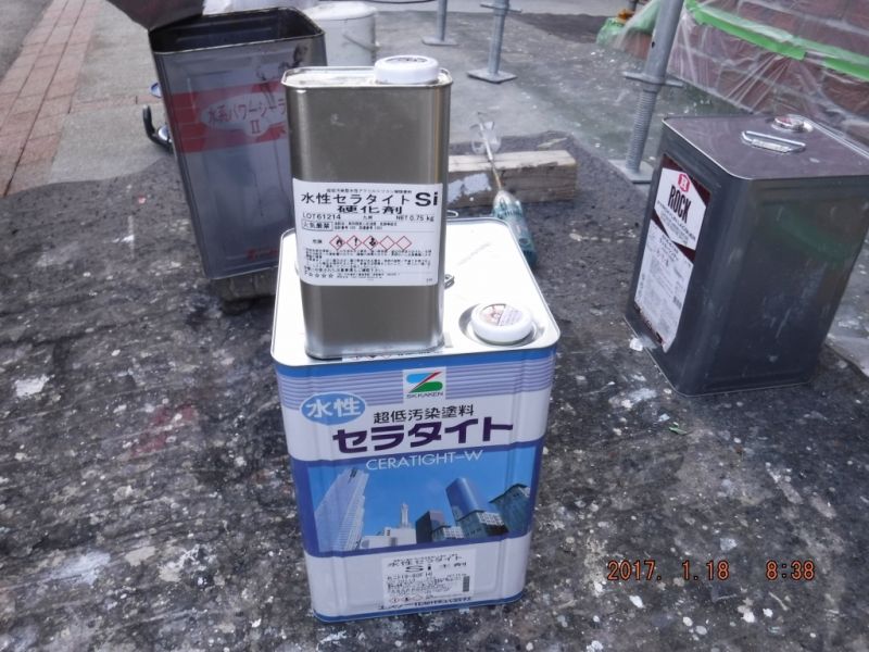 凸部の上塗りに使用する水性セラタイトと硬化剤