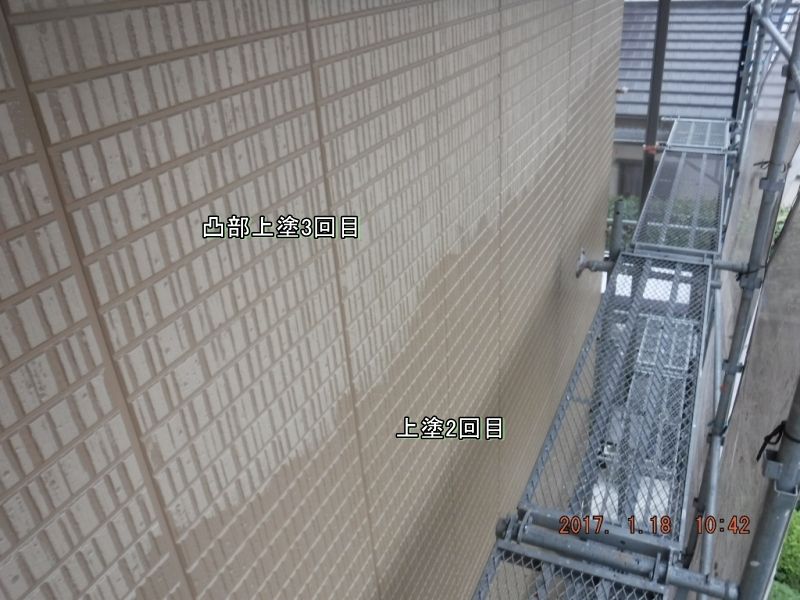 凸部上塗り3回目を進めている外壁