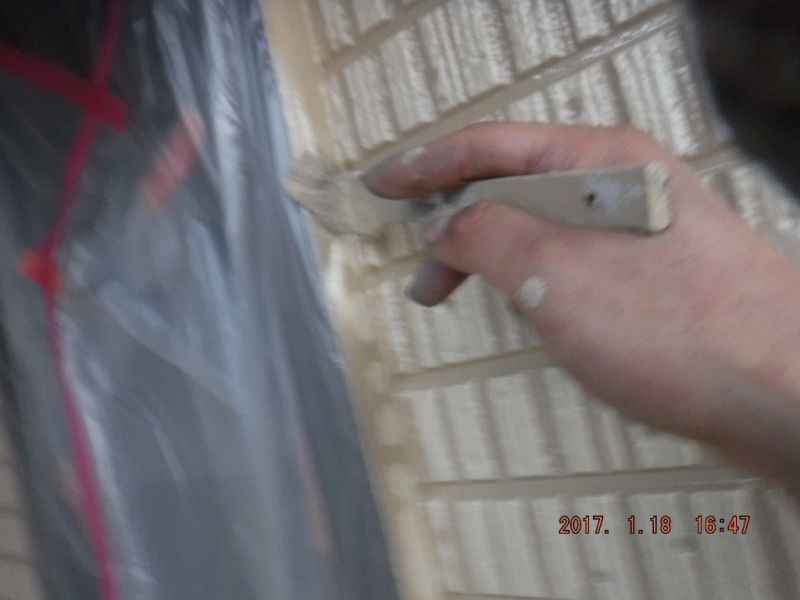 サッシ周囲の凹部色を刷毛で手直しする作業
