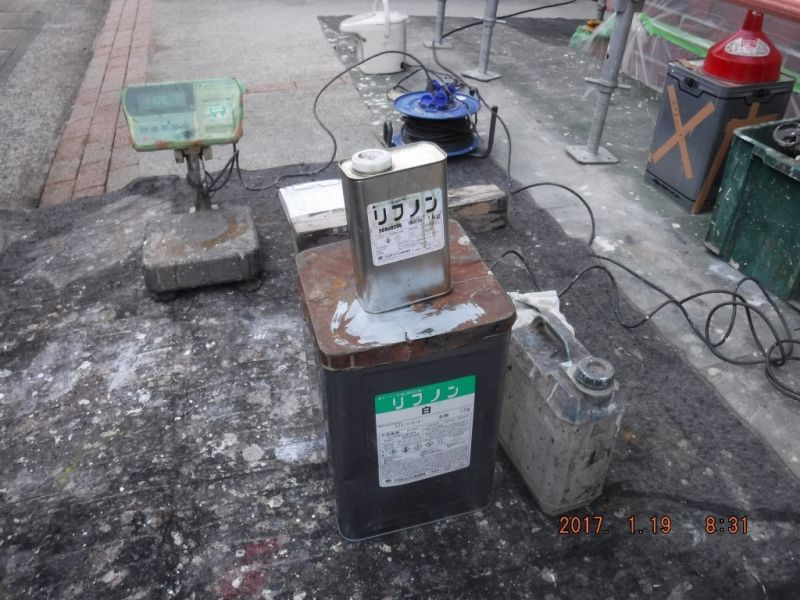 塩ビ鋼板等の下塗り用リフノンと硬化剤を準備
