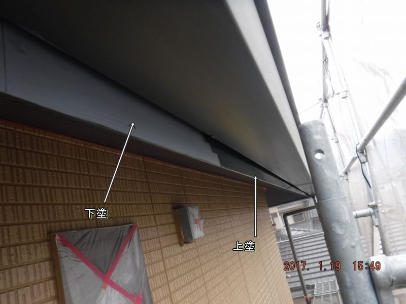 鼻隠しの下塗り面に濃緑色の上塗り
